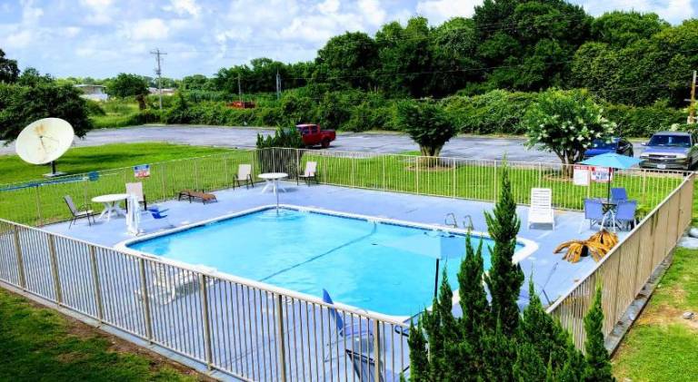 Motel 6 Clute, TX — photo 4