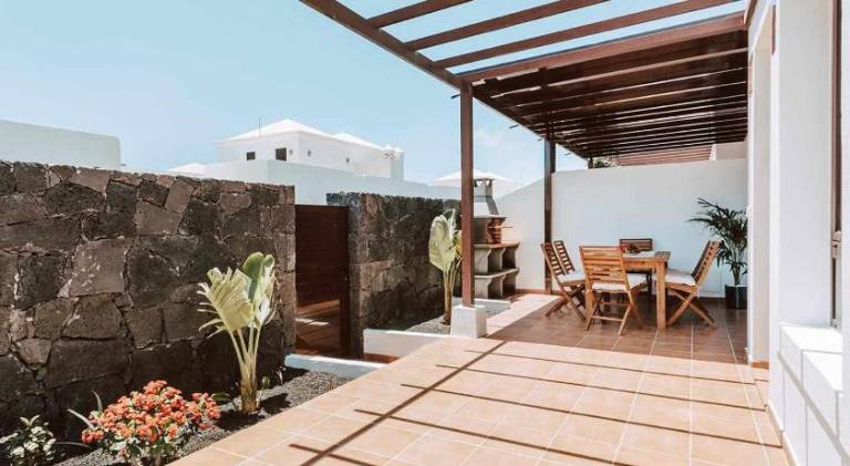 Villa with terrace, yard & grill — photo 4