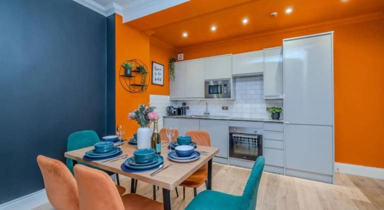 Glamours Two Bedroom flat I Sleep 6 Guests I Walking distance to Brighton Beach — photo 5