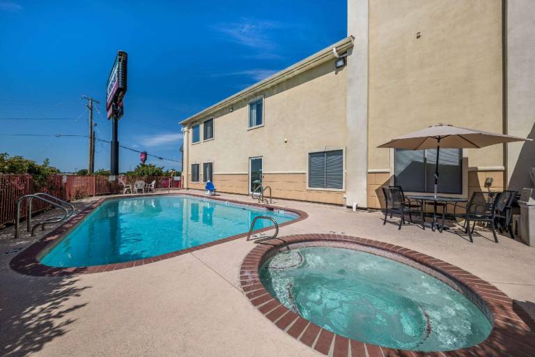 Quality Inn & Suites Terrell — photo 3