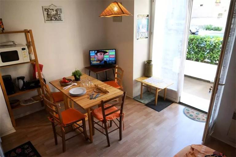 Holiday apartment with terrace & yard — photo 2