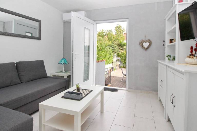 Rental apartment with grill, garden & terrace — photo 5