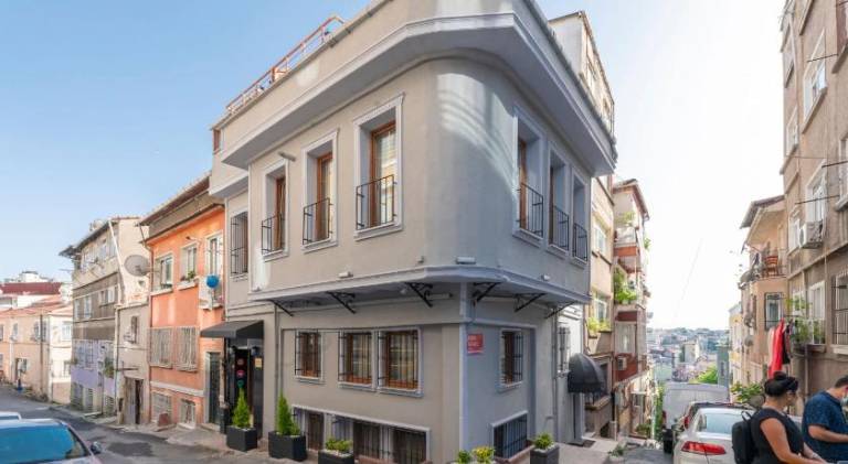 Serviced apartment with terrace | Next to Taksim Square | Suitable for remote work | Pet-friendly in Istanbul