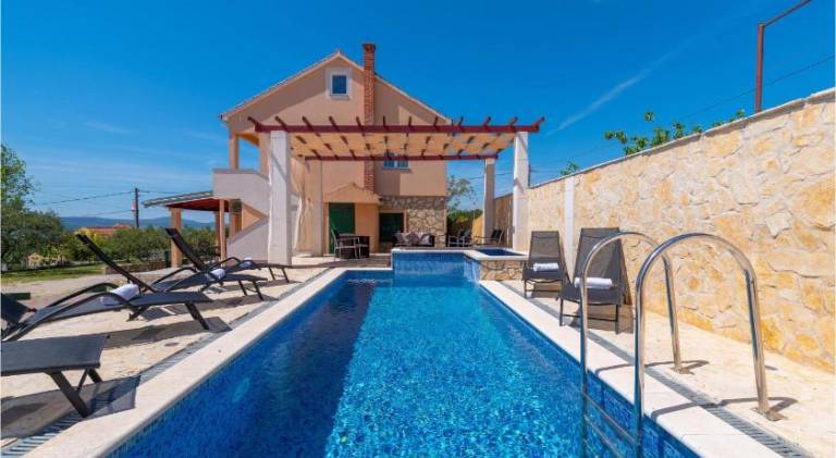 Vacation home with pool & jacuzzi in Biograd na Moru