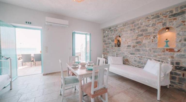 Holiday apartment with patio & garden — photo 3