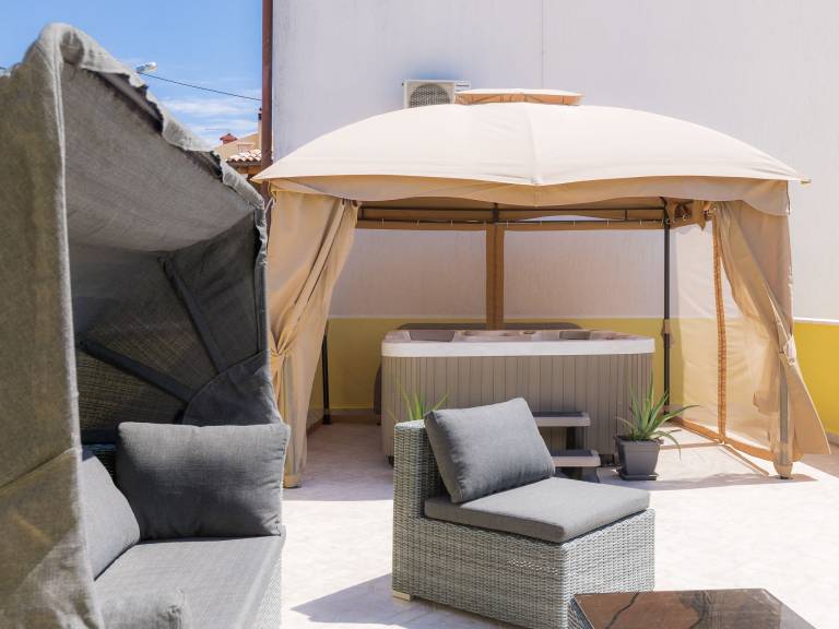 House with terrace, private pool & hot tub | Pets are welcome — photo 2