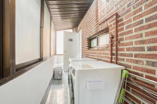 NEW Sinchon 5min, 3ROOM, near Hongdae, DDP, Seongsu 20min, Free K-snacks, WIFI, OTT — photo 4