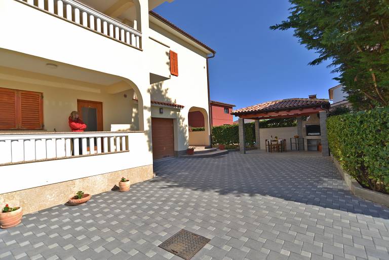 Holiday apartment with patio & barbeque — photo 4