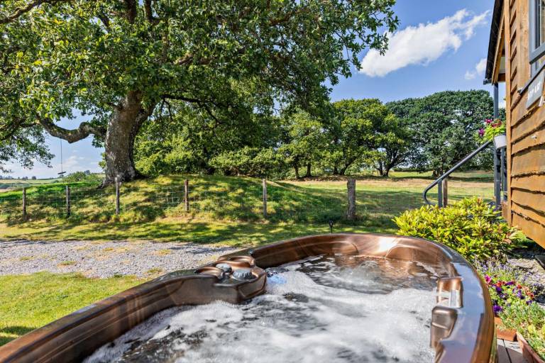Cottage with garden, BBQ & hot tub | Pets are welcome — photo 2