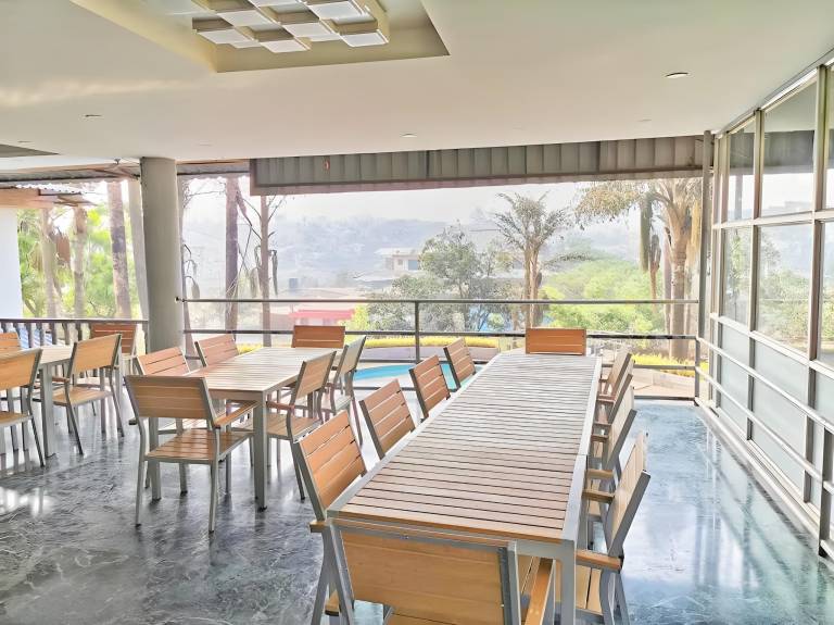 Villa with pool & yard in Khandala