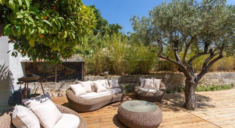 Villa with pool — photo 4