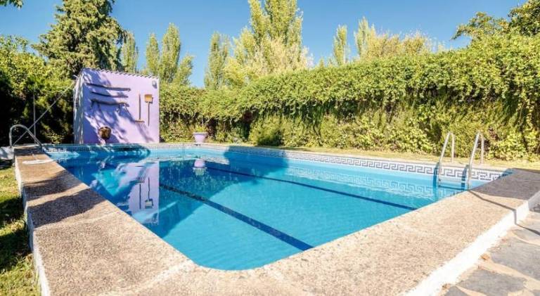 Fully equipped house with terrace, yard & private pool | Pets allowed — photo 3