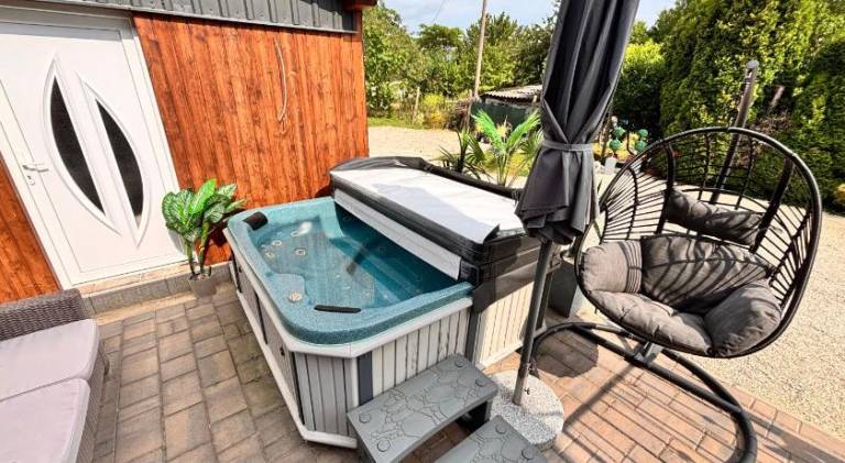 Holiday apartment with jacuzzi & pool — photo 3