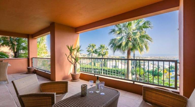 Holiday apartment with pool in Estepona