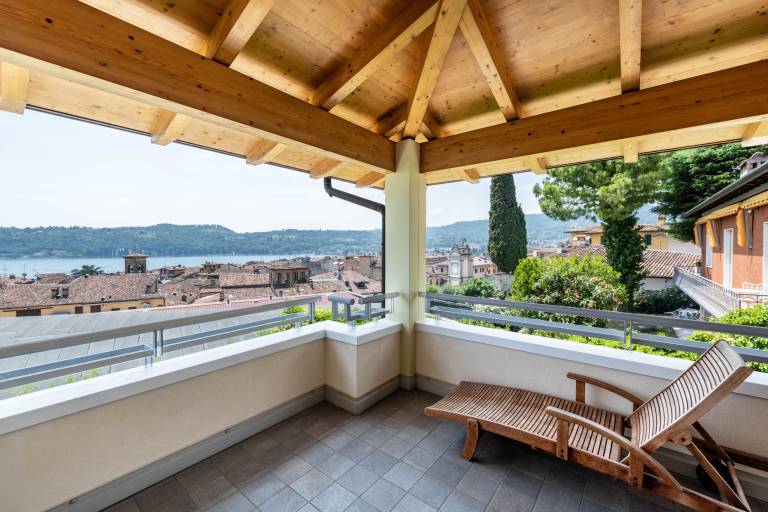 Apartment 'Rocchetta' with Lake View, Wi-Fi and Air Conditioning in Gardone Riviera