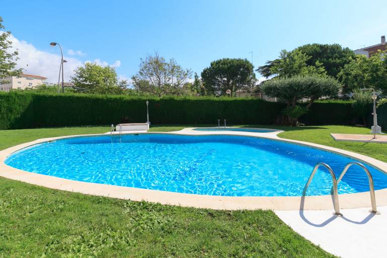 Holiday apartment with yard, pool & terrace — photo 2