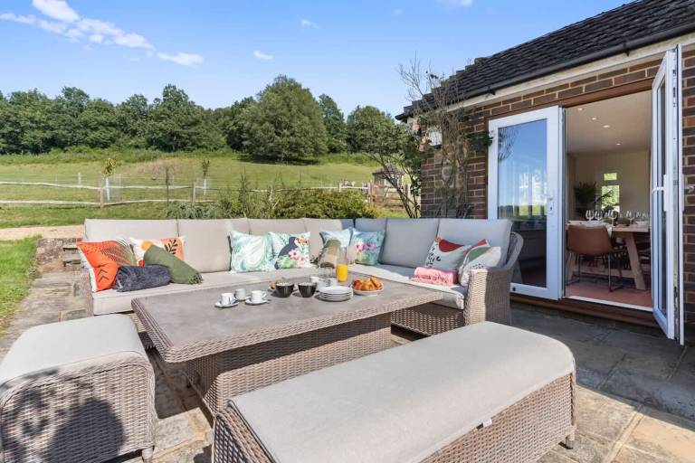 Child-friendly lovely house with garden & grill | Dogs allowed in Godalming