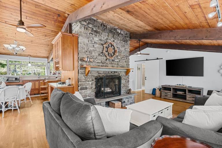 Relax at This Dog-Friendly Sandwich Retreat — photo 4