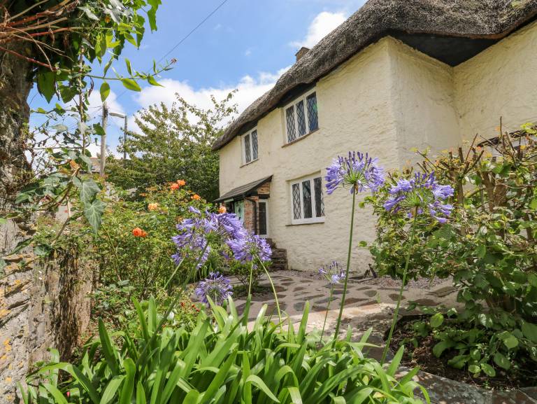 Cottage with yard | Beach view in Paignton