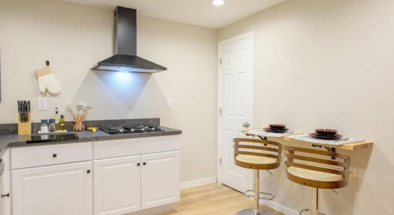 Entire Modern Cozy 2BR Apt mins SU LeMoyne DT — photo 3