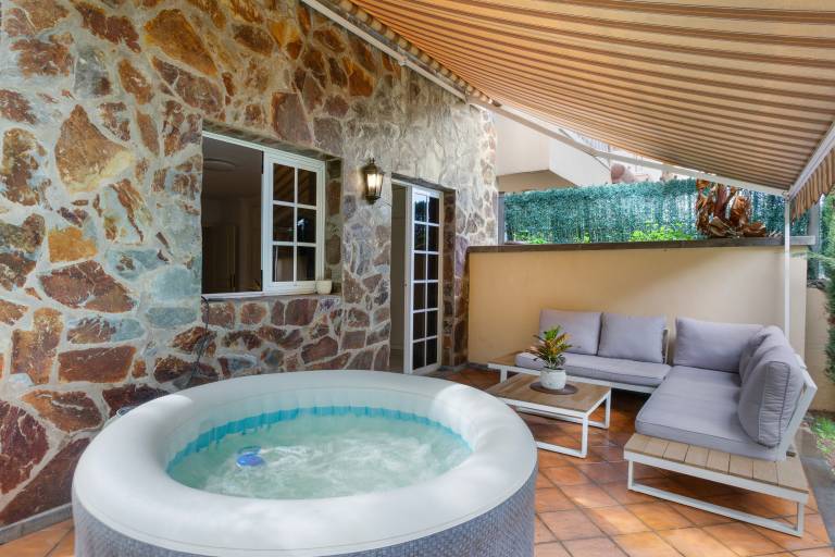 House with garden, fast internet & jacuzzi | Garden view | Perfect for remote work — photo 5