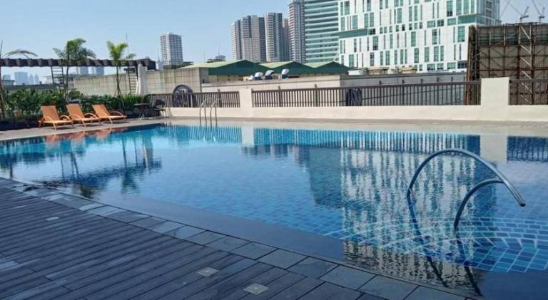 Serviced apartment with patio, pool & garden | Pets allowed — photo 2