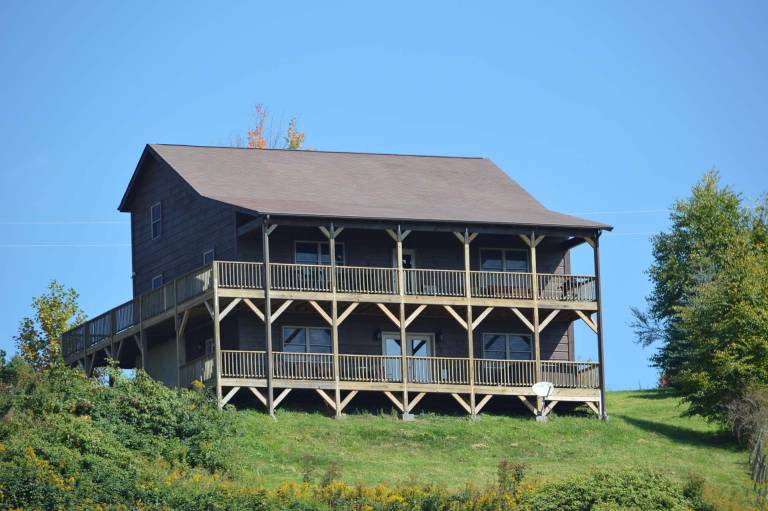 Rosey Outlook - Hot Tub, Great Views, Pool Table, between Boone & Blowing Rock in Boone, NC