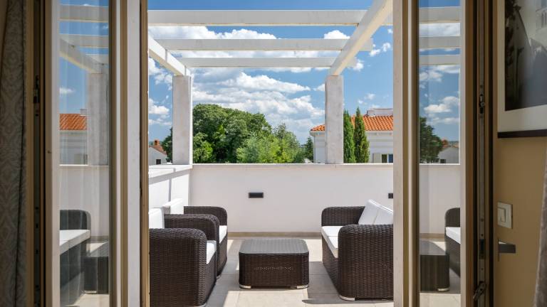 Villa with yard, BBQ & terrace — photo 4