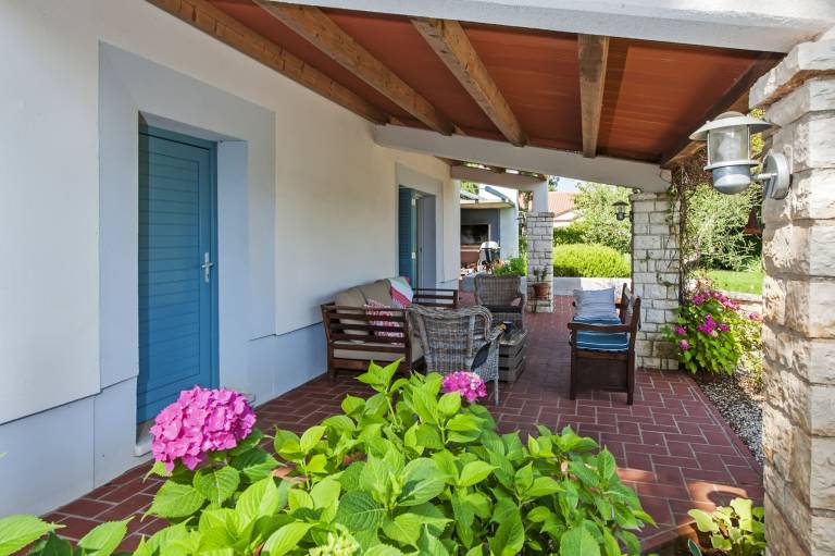 Family-oriented villa with barbeque, patio & private pool | Dogs allowed — photo 4