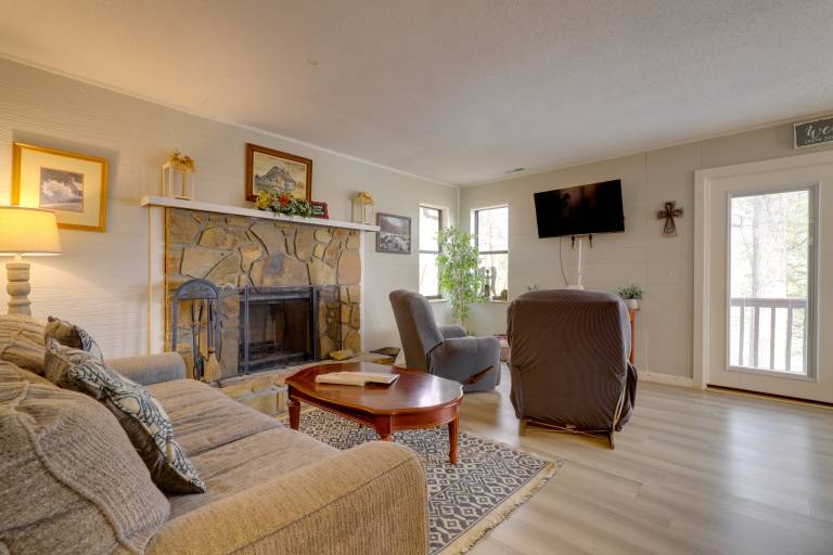 9 Mi to Dollywood: Smoky Mtn Couple’s Retreat! — photo 3
