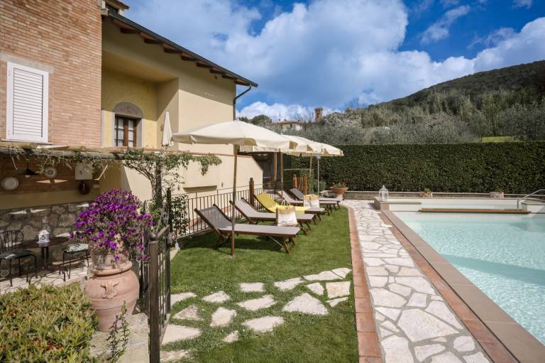 Villa with barbeque, patio & yard — photo 2