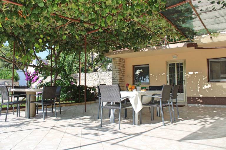 Rental apartment with barbeque & garden in Medulin