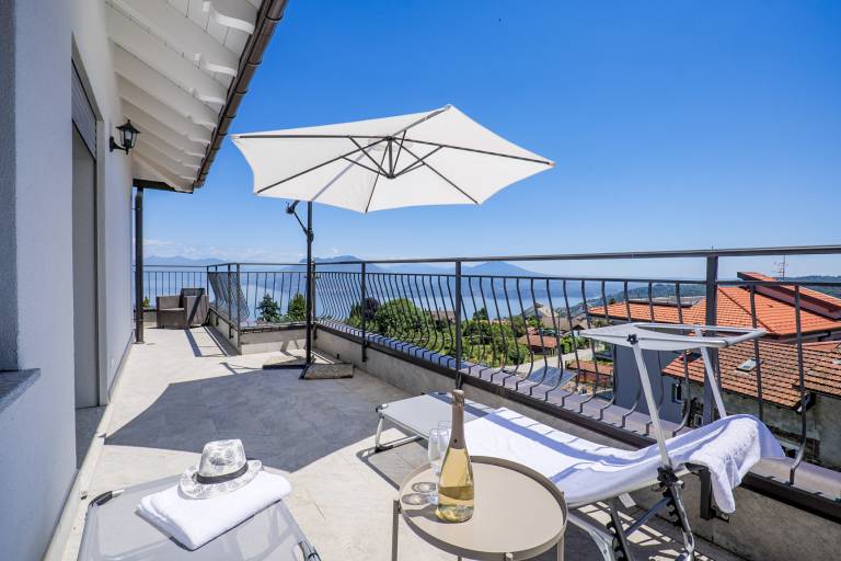 Fully equipped beautiful apartment with jacuzzi & yard | Garden view | Pets are welcome — photo 3
