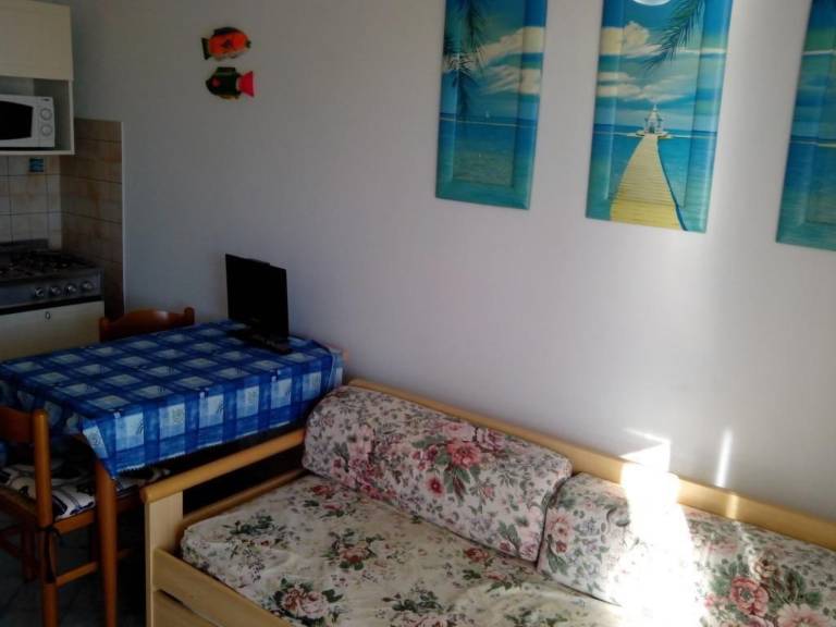 Holiday apartment with patio, pool & garden — photo 4