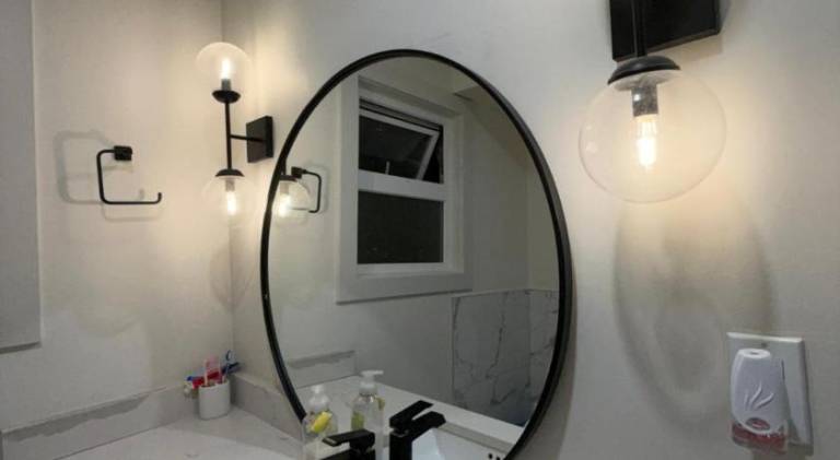 Vancouver Downtown Apartment Walk to SkyTrain & BC Place Free Parking
