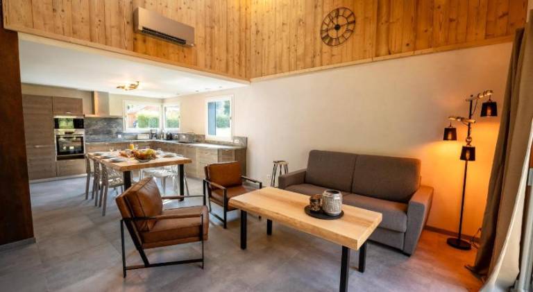 Chalet with jacuzzi | Pet-friendly — photo 3