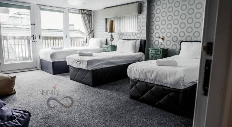 Spacious holiday apartment with hot tub | Near Albert Dock | Pets are welcome — photo 2