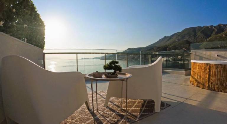 Stylish Rooftop Retreat with Hot Tub with Loutraki Beach — photo 4