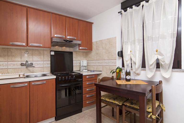 Holiday apartment with patio, yard & barbecue — photo 3