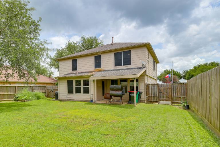 7 Mi to Downtown Baytown: Spacious Home w/ Yard — photo 3