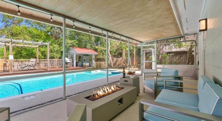Vacation home with pool — photo 3