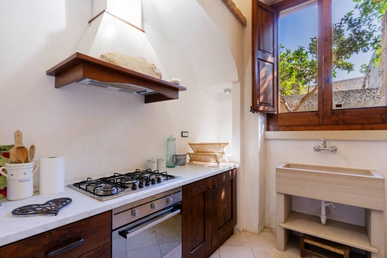 Apartment 'Antica Corte Dell'800' with Private Terrace, Wi-Fi and Air Conditioning — photo 4