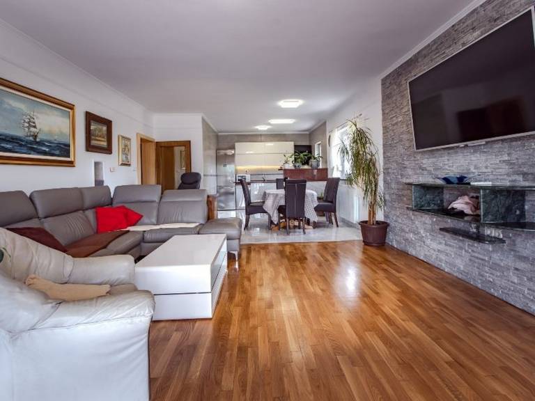 Apartment with terrace, BBQ & pool — photo 2