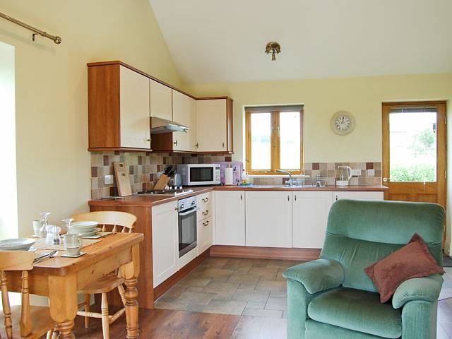 Cottage with garden — photo 2