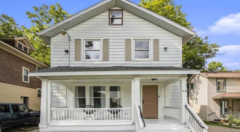 Entire 4 Bdrm Beautiful Home Next to WMU/K College — photo 3