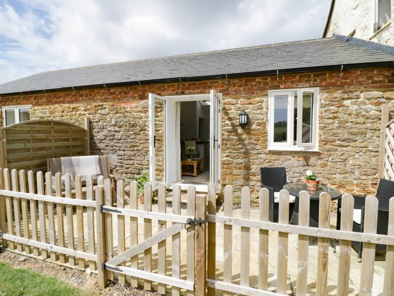 Cottage with yard — photo 3