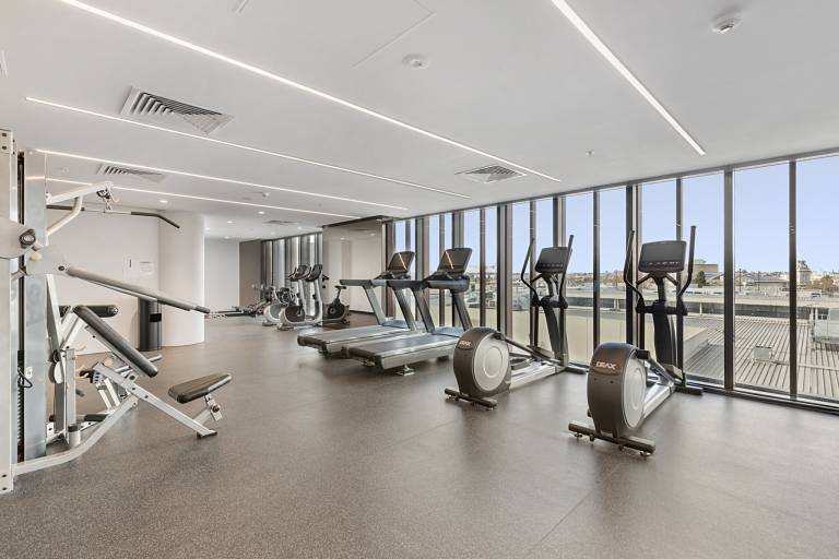 Gorgeous High Rise Unit with Sky Bar Pool and Gym