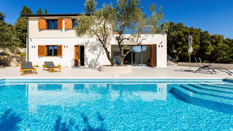 Villa with yard, BBQ & private pool — photo 3