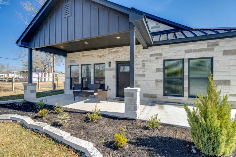 'The Lazy Joey' Stylish 3BR Near Round Top & A&M! — photo 2