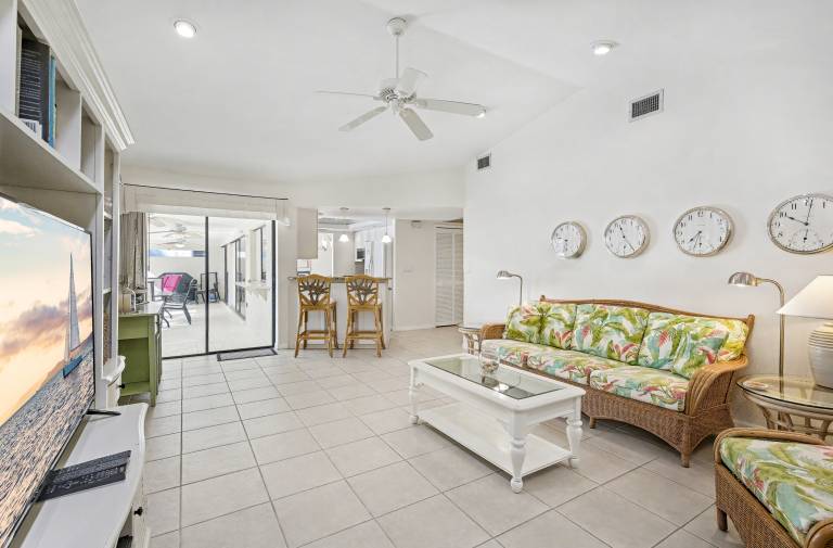 Family-friendly house with private pool, fast internet & grill | Water view | Pet-friendly — photo 5